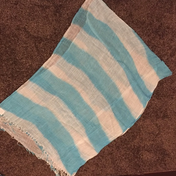 ✨free when bundled✨ Blue and White Striped Scarf - Picture 2 of 3